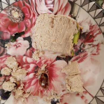 Tunas Helvasında Sert Fıstık Parçası Diş Kırma Riski