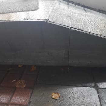 Mağaza Rampasının Güvensizliği Nedeniyle Yağmurda Düşen Müşterinin Omurga Ağrısı