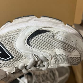 New Balance Ayakkabısında 1 Yıllık Kullanımda Yırtılma Ve Sert Topuk Sorunu