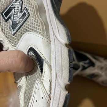 New Balance Ayakkabısında 1 Yıllık Kullanımda Yırtılma Ve Sert Topuk Sorunu