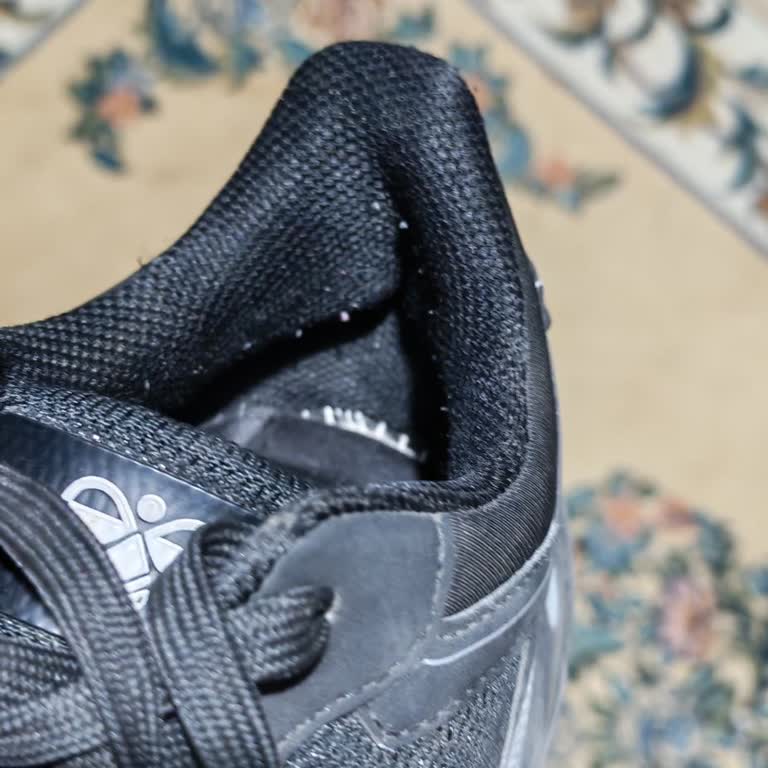 Hummel Ayakkabısının Arka Bölümündeki Sert Plastik Parça Ağrıya Neden Oluyor Ve Değişim Talebi