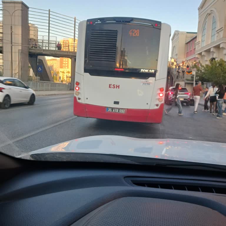 Eshot Otobüs Şoförünün Tehlikeli Şerit Değiştirmesi Yol Güvenliğini Tehdit Ediyor