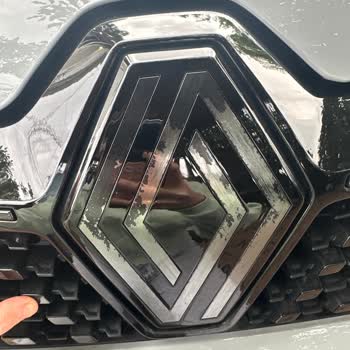 Renault Clio 5 Ön Izgarasındaki Logo Deformasyonu Garanti Kapsamında Değişim Talebi