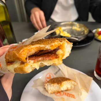 Köfteci Yusuf Şubesinde Çiğ Tost Ve Hijyen Sorunu