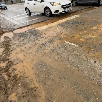 TREDAŞ’ın Açık Çukuru Nedeniyle Mini Cooper Hasarı Ve Acil Kapatma Talebi