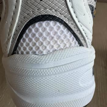 Sneaksnet.co’dan Aldığım New Balance Ayakkabılarda Hasar, Eksik Hediyeler Ve Yetkisiz Değişim: Ücret İadesi Talebi