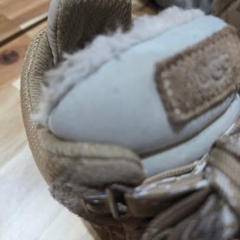 Ugg Botlarının Temizlenmesi Sonrası Süet Sertleşmesi Ve Marka Yazısının Silinmesi