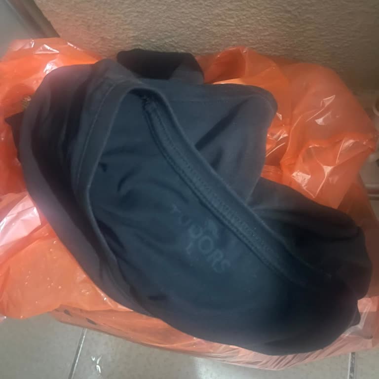 Kiğılı Giyim'de Kullanılmış Ve Kötü Kokulu Siyah Tişört, Diğer Tişörtleri De Kirletti