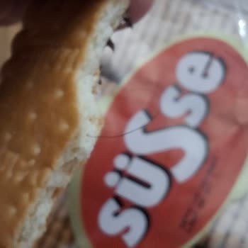 BİM Süsse Petite Bisküvi’de Kıl Bulunmasıyla Hijyen Endişesi Ve Resmi Özür Talebi