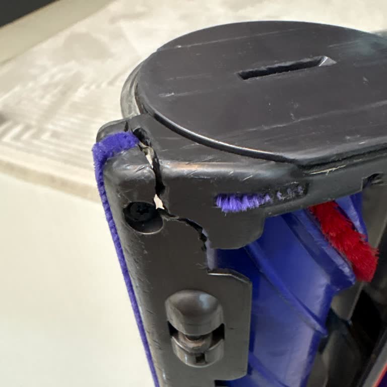 Garanti Kapsamındaki Dyson V12 Motorlu Başlık Çatladı, Ücretli Onarım İstendi
