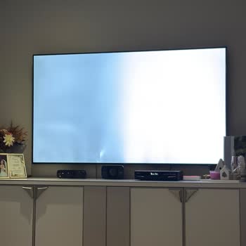 Samsung 65AU9000 Televizyonda Ekran Yarımında Kararma Ve Beyaz Lekeler