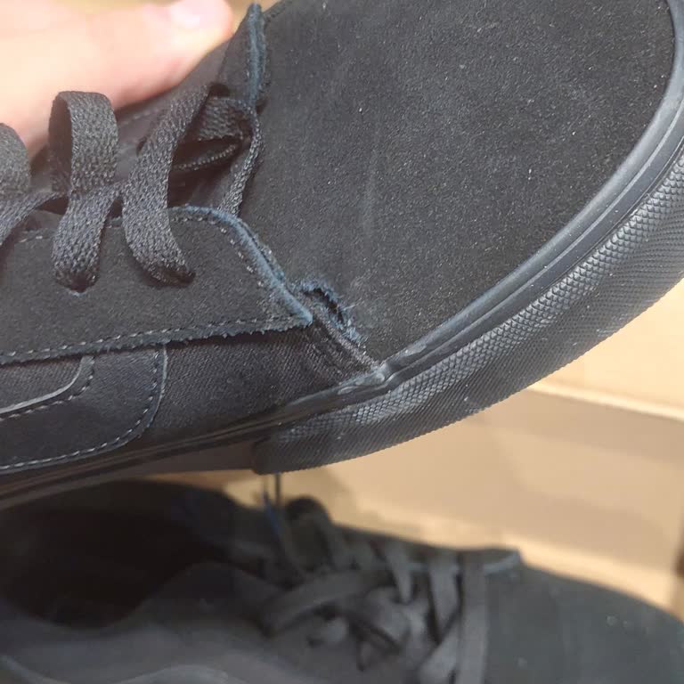 Vans Ayakkabısında İlk Kullanımda Yırtık Ve In Street Mağazasının Red Kararı