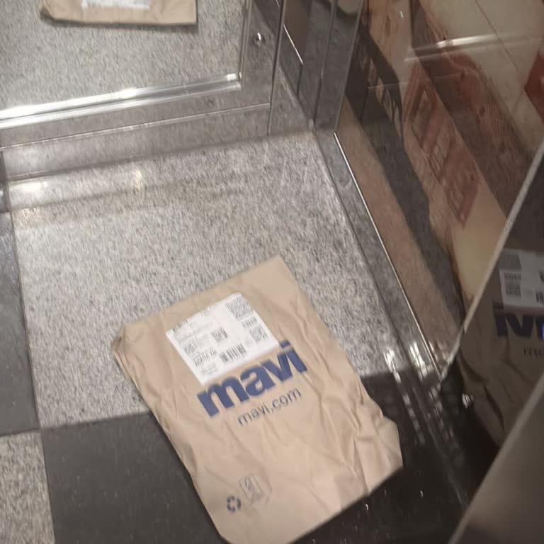 Kargo Teslimatının Yanlış Gösterilmesi Ve Asansörde Bırakılması