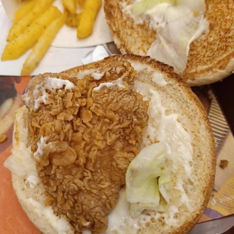 Popeyes Hilltown Şubesinde Menü Görseliyle Çelişen Küçük Tavuk Burger