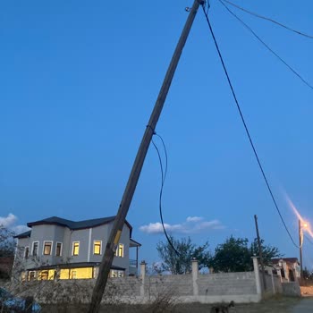 TREDAŞ Elektrik Direği Evin Çatısına Yakın Tehlikeli Durum, Acil Müdahale Gerekiyor