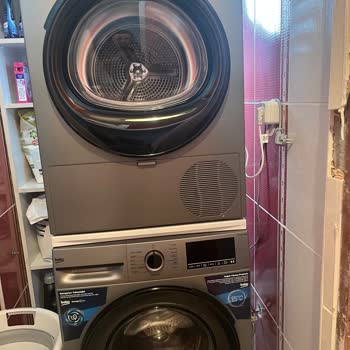 Beko Mağazasında Gri Çamaşır Makinesi Ve Kurutma Makinesindeki Beyaz Aparat Değişimi