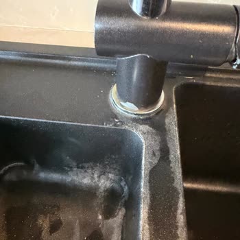 Franke Siyah Evye Ve Musluk Setinde Çabuk Soyulma Ve Kireçlenme