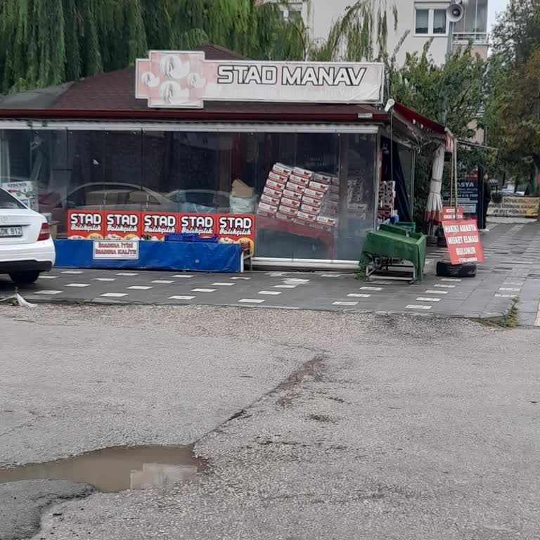 Stad Manav'da Çürük Elma Kutuları Ve Saygısız Satıcı Davranışı