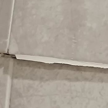 Banyo Duvarı Ve Fayanslarda Tehlikeli Çöküntü: Sorumluluk Ve Acil Onarım Talebi