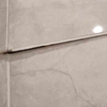 Banyo Duvarı Ve Fayanslarda Tehlikeli Çöküntü: Sorumluluk Ve Acil Onarım Talebi