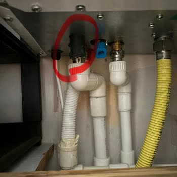 Arçelik Kombi Montaj Hatası Nedeniyle Şiddetli Su Sızıntısı Ve Acil Servis Talebi