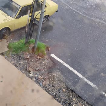 Beylikdüzü Kavaklı Mahallesinde Kazı Sonrası Asfalt Ve Kablo Toplanmaması Güvenlik Sorunu