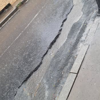 Zincirlikuyu Sokak'taki Yol Çökmesi Aracımın Lastiğini Patlattı Ve Güvenliğim Tehlikede