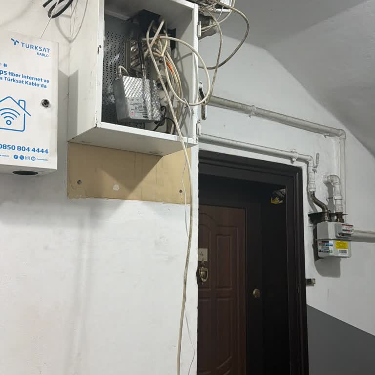 Kablo Net Kutusundaki Kırık Ve Açık Kablolar Nedeniyle İnternet Kesintisi