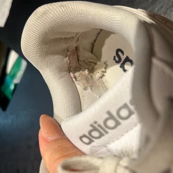 Kayseri Forum Deichmann Mağazasında Adidas Ayakkabının İç Astarı Kısa Sürede Yırtıldı