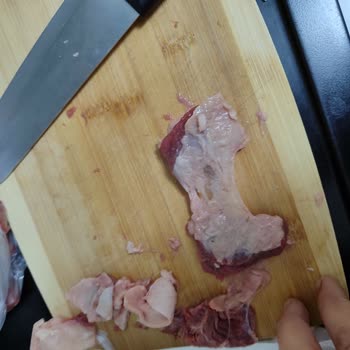 Uzman Kasap'ta Dana Kuşbaşı Kesiminde Dikkatsizlik