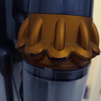 Dyson V15 Süpürgemde Parça Düşmesi Ve Çekim Gücü Azalması