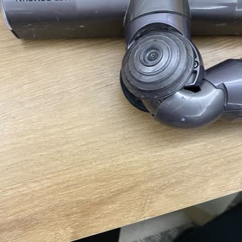 Dyson Cyclone V10 Başlık Parçasının 4 Yılda Kırılması Ve Ücretsiz Değişim Talebi