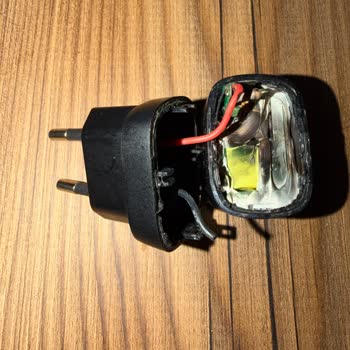 Spigen Şarj Aletinin Patlaması, Garantiden Reddetme Ve Ücret İadesi Talebi
