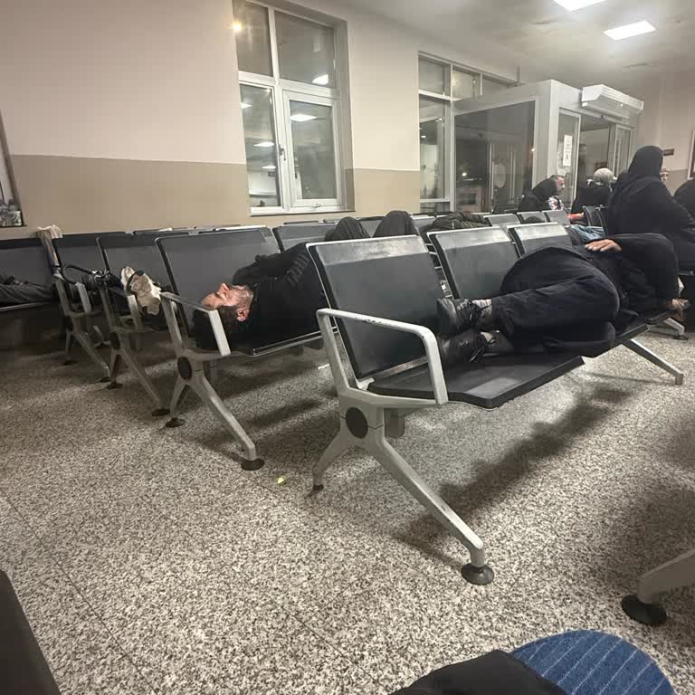 Acil Bölüm Bekleme Salonunda Koltuklar Yatak Gibi Kullanılıyor Hijyen Ve Oturma Sorunu Oluşuyor