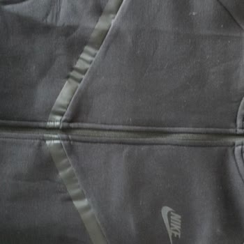 Nike Tech Üstümde Şerit Bozukluğu: Üretim Hatası Ve Değişim Talebi