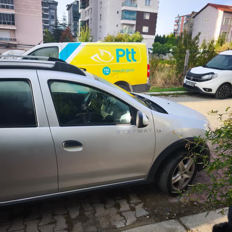Uşak PTT Kargo Araçlarının Sokak Önünde Sürekli Park Etmesi Ve Şube Şefinin Umursamaz Tutumu