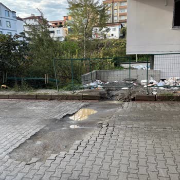 Yol Çalışması Sonrası Derin Çukurlar Ve Kırık Kaldırım Yaya Güvenliğini Tehdit Ediyor
