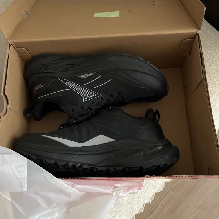FLO'dan Gelen Reebok Ayakkabısının Kullanılmış Görünmesi Ve Hasarlı Kutu