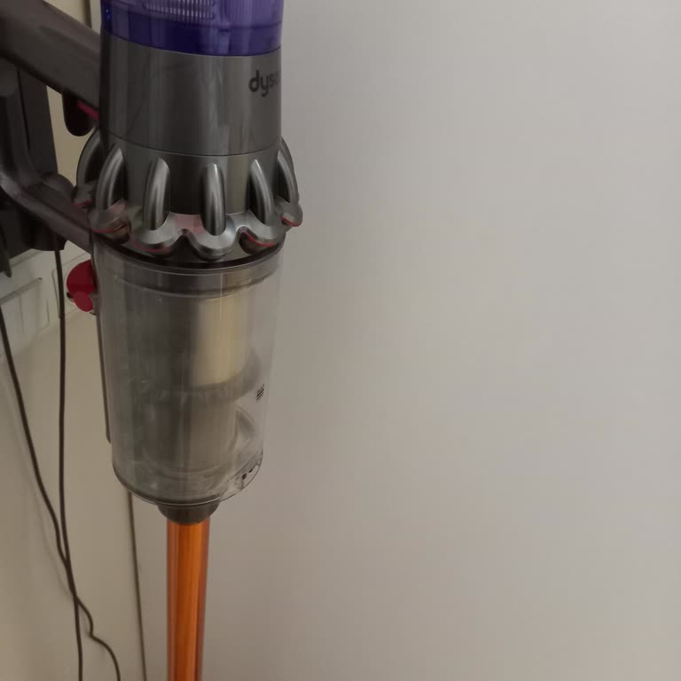 Dyson V11 Servisinden Gelen Şarj Cihazı Hasarlı, Yeni Parça Talebi