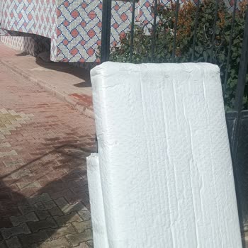Kargo Paketi Apartmanın Dış Kapısına Kaldırıma Bırakıldı Ve Güvenlik Riski Oluşturdu