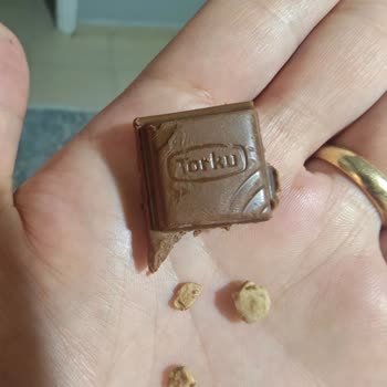 Torku Bütün Antep Fıstıklı Çikolatada Taş Çıktı