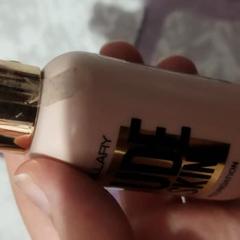 Gratis’ten Açılmış Ambalajlı Fondöten Ve Üzerindeki Kıl Şikayeti