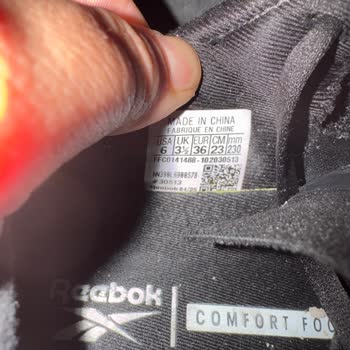 FLO Yenibosna'da Satın Alınan Reebok Ayakkabısı Yırtıldı Ve Boya Kaçması Sağlık Sorunu Yaratıyor