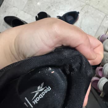 FLO Yenibosna'da Satın Alınan Reebok Ayakkabısı Yırtıldı Ve Boya Kaçması Sağlık Sorunu Yaratıyor