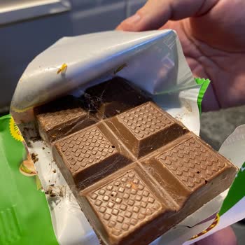 Migros'tan Aldığım Altınmarka Antep Fıstıklı Tablet Çikolatada Yabancı Madde Ve Hijyen Sorunu