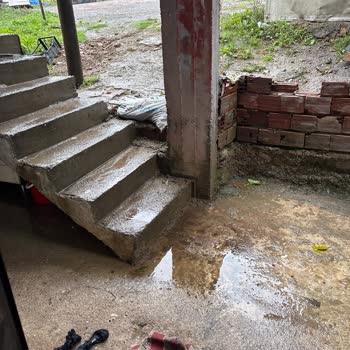 Kirazpınar Mahallesi’nde Yağmur Suyu Evleri Bastı, Altyapı Ve Yol Sorunu Acil Çözülmeli