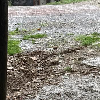 Kirazpınar Mahallesi’nde Yağmur Suyu Evleri Bastı, Altyapı Ve Yol Sorunu Acil Çözülmeli