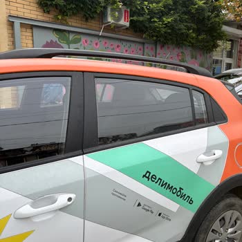 Делимобиль заблокировал въезд во двор: автомобиль Kia припаркован у ворот под запрещающим знаком