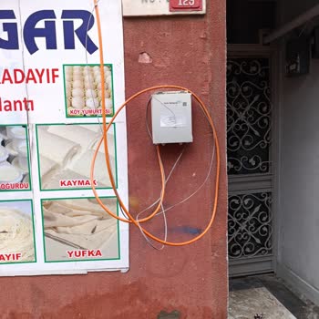Türk Telekom Fiber Kutusundan Çıkan Kablolar Açıkta Bırakılarak Yaya Güvenliğini Tehdit Ediyor