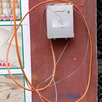 Türk Telekom Fiber Kutusundan Çıkan Kablolar Açıkta Bırakılarak Yaya Güvenliğini Tehdit Ediyor